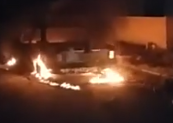 Carro pega fogo após sair de oficina mecânica na zona Norte de Teresina